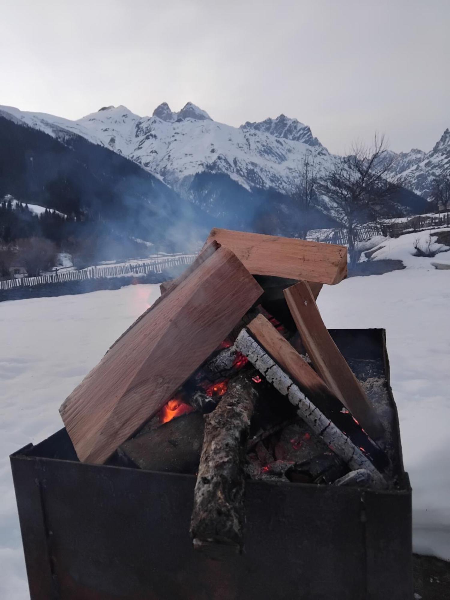 Tebdi Qor, Warm Home Местия Екстериор снимка